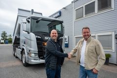 STORHANDEL: Einar Gundgjerde, selger i Norsk Scania i Bergen kunne endelig strekke ut hånda og takke Bjørnar Pedersen i Bjørnars Transport for storhandelen på 30 elektriske lastebiler.