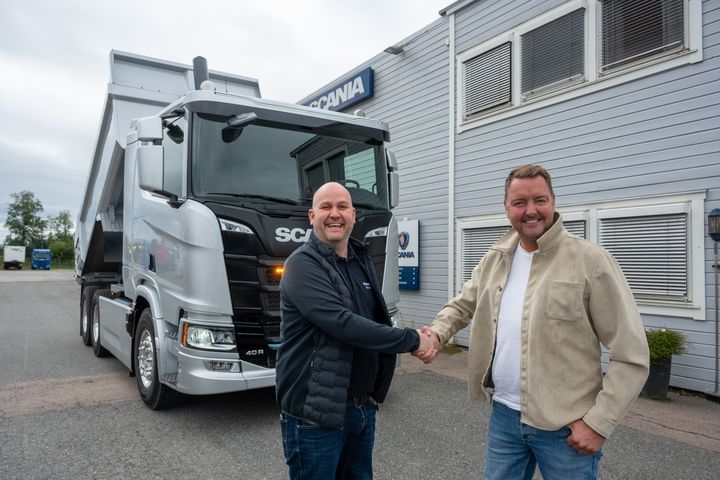 STORHANDEL: Einar Gundgjerde, selger i Norsk Scania i Bergen kunne endelig strekke ut hånda og takke Bjørnar Pedersen i Bjørnars Transport for storhandelen på 30 elektriske lastebiler.