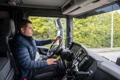 PRØVETUR: Kristoffer Nytveit var den første av bergenserne som tok en prøvetur med demobilen med batteri under hytten. Han lot seg imponere.