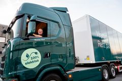 ELEKTRISK: Henning Sand hadde aldri kjørt elektrisk bil før han fikk sin Scania 45 S. Han vil ikke bytte tilbake.