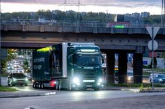 KUTT: WoodTrans skal redusere selskapets CO2 utslipp med 20% i løpet av 5-års periode fra 2026. For å nå de målene skal de både ta i bruk elektriske lastebiler og øke totalvektene.