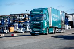 FØRSTE: WoodTrans har tatt i bruk sitt første elektriske vogntog. Med den nye Scania 45 S-en skal de levere treverk i Oslo, Akershus og Østfold utslippsfritt.