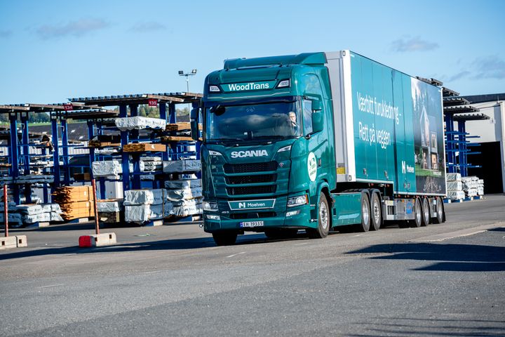 FØRSTE: WoodTrans har tatt i bruk sitt første elektriske vogntog. Med den nye Scania 45 S-en skal de levere treverk i Oslo, Akershus og Østfold utslippsfritt.