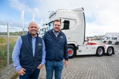 SAMARBEID: Selger Bjørn Magne Enge i Norsk Scania Haugesund og driftssjef Tor Klungtveit i TNR var begge svært fornøyde med å ha den store leveransen i havn.