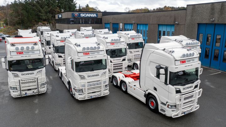 11 NYE: TNR i Haugesund har fått levert 11 nye Scania R 660 trekkvogner med tandem. De er en del av en leveranse på til sammen 18 nye lastebiler.