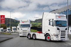 KORTESJE: Alle de 11 nyleverte og de tre nesten nye Scaniaene kjørte i en samlet kortesje til TNR sin terminal på Aksdal.
