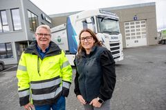 VIKTIG STEG: Ketil Aksnes og Elisabeth Wiik Moe i Verdalskalk er glad for at de nye elektriske Scaniaene er kommet i drift. Det er et viktig bidrag for en grønnere transport.