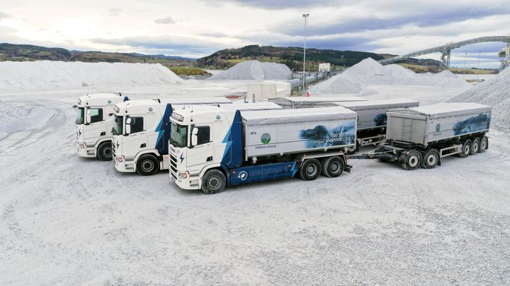TRE LIKE: Verdalskalk tar nå i bruk tre like Scania 45 R tippbiler som skal gå med femakslede hengere og totalvekt på 70 tonn.