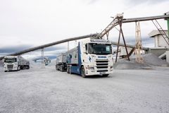 DOBLING: Med nye elektriske lastebiler kan Verdalskalk kjøre opp til dobbelt så mange turer mellom kalkbruddet og havna i Verdal sammenliknet med prototypebilen de kjørte.