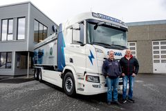 NYESTE: Per Atle Bye og Narve Arnstein Østerås kjører den foreløpig siste og nyeste elektriske Scaniaen til Verdalskalk.