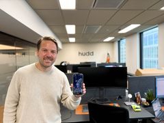 Jonas Floberg Åkre, kommunikasjonssjef i Hudd viser frem Hudd-appen