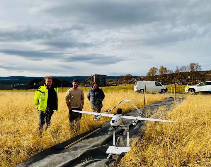 Drone som står på take off plass rett utenfor Røros sentrum.