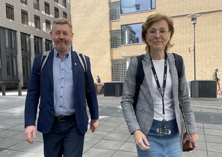 Jordbukets forhandlingsleder og leder i Norges Bondeag, Bjørn Gimming sammen med generalsekretær i Norges Bondelag, Sigrid Hjørnegård, på vei for å motta statens tilbud.