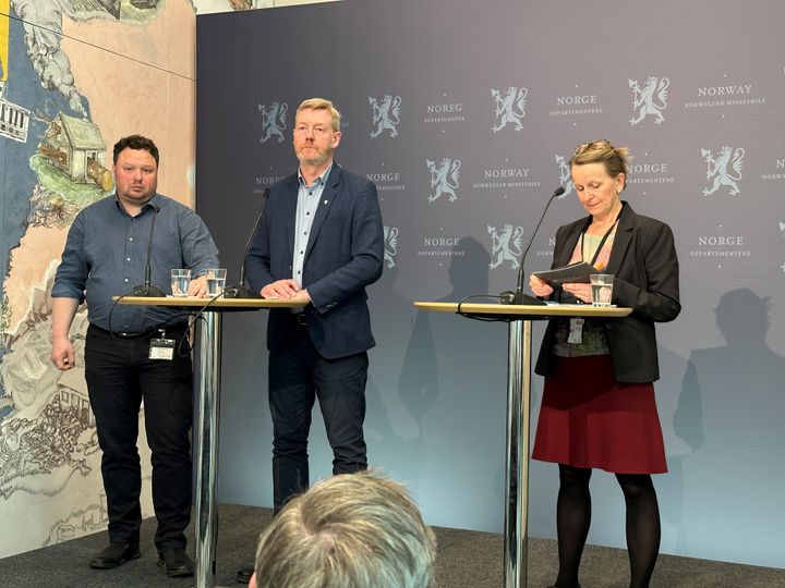 Statens forhandlingsleder og leder i Norges Bondelag, Bjørn Gimming, i midten. Her i forbindelse med at staten kom med sitt tilbud.
