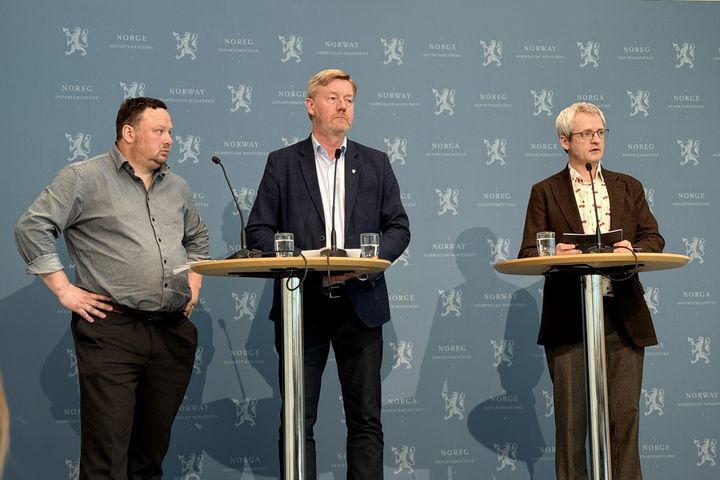 Solberg, Gimming og Bergset - hhv. leder i Småbrukarlaget, jordbrukets forhandlingsleder og leder i Bondelaget samt statens forhandlingsleder - presentasjon av statens tilbud 8.5.26.