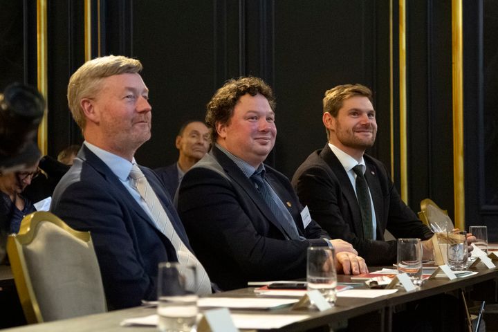 Bjørn Gimming, jordbrukets forhandlingsleder og leder i Norges Bondelag, Tor Jacob Solberg, leder i Norsk Bonde- og Småbrukarlag og landbruks- og matminister Nils Kristen Sandtrøen