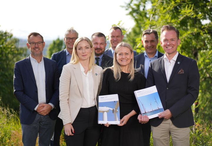 Statssekretær Astrid Bergmål sammen med prosjektlederne og bestillere av rapporten.
