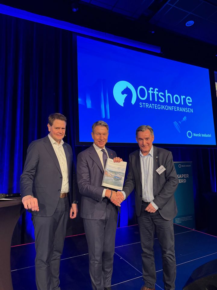 Fra venstre: Harald Solberg (Norsk Industri), Terje Aasland, Rune Klausen (HavvindNO)