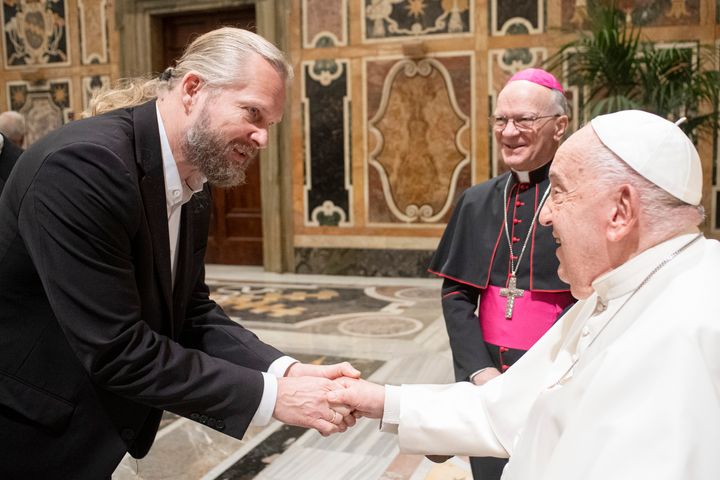 Nasjonalbibliotekar Aslak Sira Myhre og arkivar og bibliotekar for Den hellige romerske kirke H.E. Angelo Vincenzo Zani i audiens hos pave Frans i november 2024.