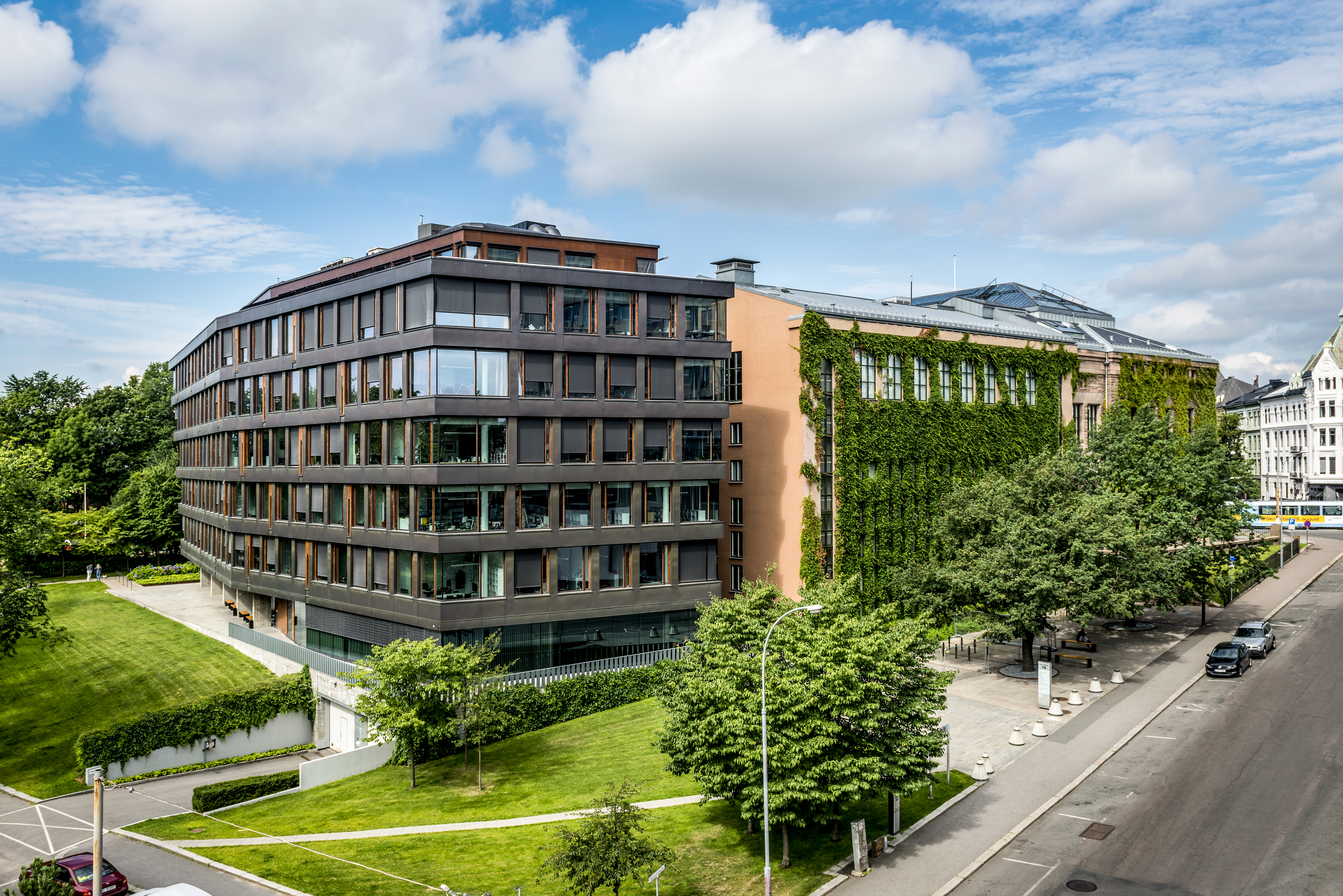 Nasjonalbiblioteket med tilbygget Halvbroren i forgrunnen (arkivfoto).