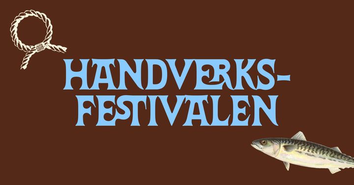 Teksten%20%22H%E5ndverksfestivalen%22%20i%20lysebl%E5%20store%20bokstaver%20p%E5%20brun%20bakgrunn%2C%20med%20et%20tau%20i%20%F8vre%20venstre%20hj%F8rne%20og%20en%20fisk%20nederst%20til%20h%F8yre.
