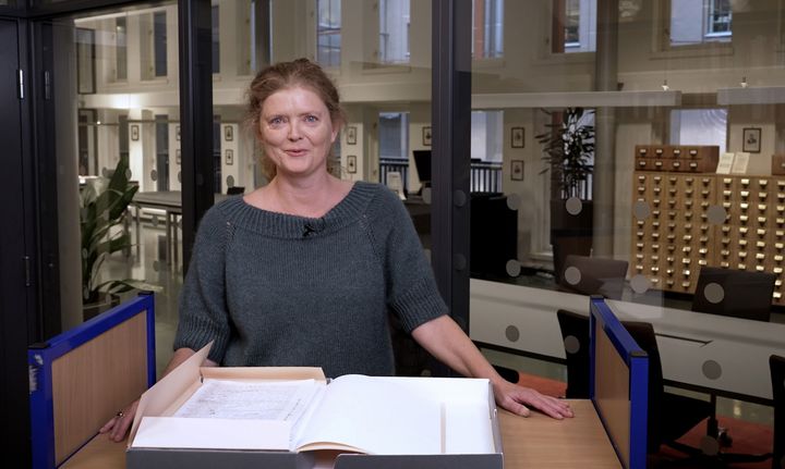 Hege Stensrud Høsøien med eit manuskript som har kome inn.