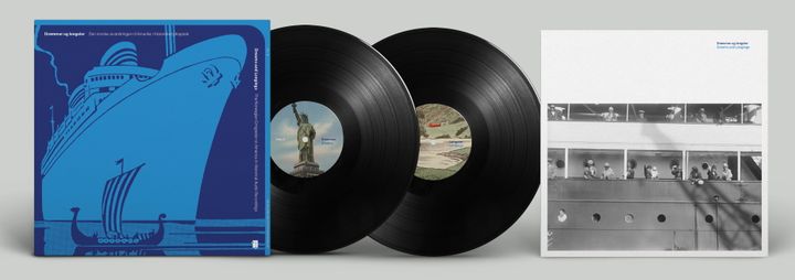 To sider av en vinylplate med albumcover av et vikingskip foran et moderne passasjerskip, ved siden av er et hefte med svart-hvitt bilde av et skip med mennesker ombord.