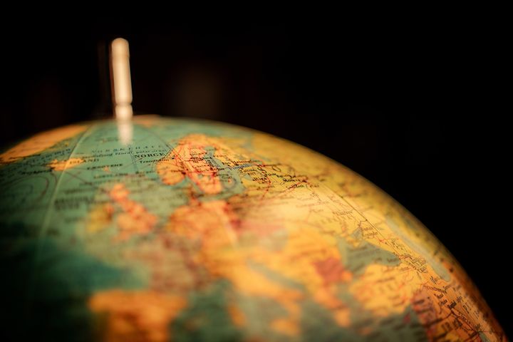 Et%20n%E6rt%20bilde%20av%20en%20fargerik%20globus%20med%20fokus%20p%E5%20Europa%20mot%20en%20m%F8rk%20bakgrunn.