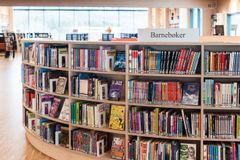 Hylle med barnebøker på Nittedal bibliotek.