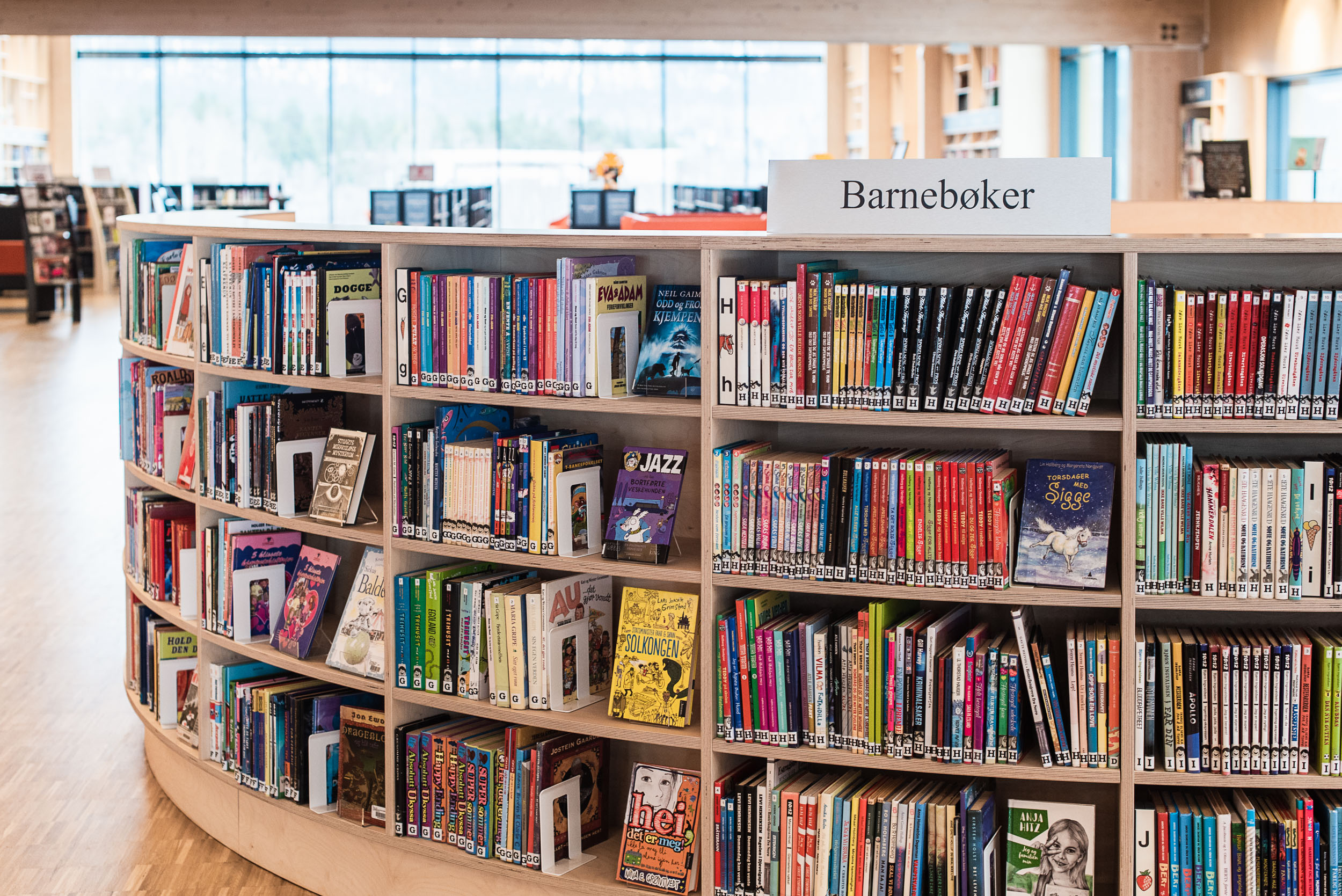 Hylle med barnebøker på Nittedal bibliotek.