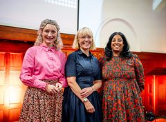 Digitaliserings- og forvaltningsminister Karianne Tung, nasjonalbibliotekar Åse Wetås og kultur- og likestillingsminister Lubna Jaffery, fra lanseringen av språkmodellene på Nasjonalbiblioteket, mandag 10. august.
