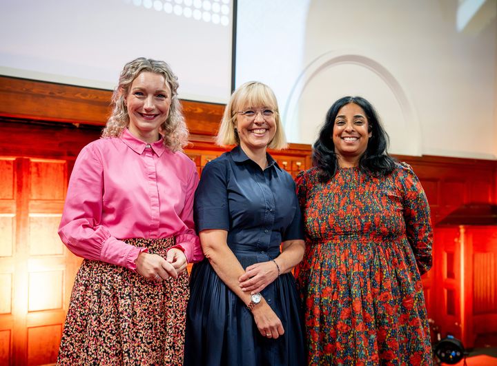 Digitaliserings- og forvaltningsminister Karianne Tung, nasjonalbibliotekar Åse Wetås og kultur- og likestillingsminister Lubna Jaffery, fra lanseringen av språkmodellene på Nasjonalbiblioteket, mandag 10. august.