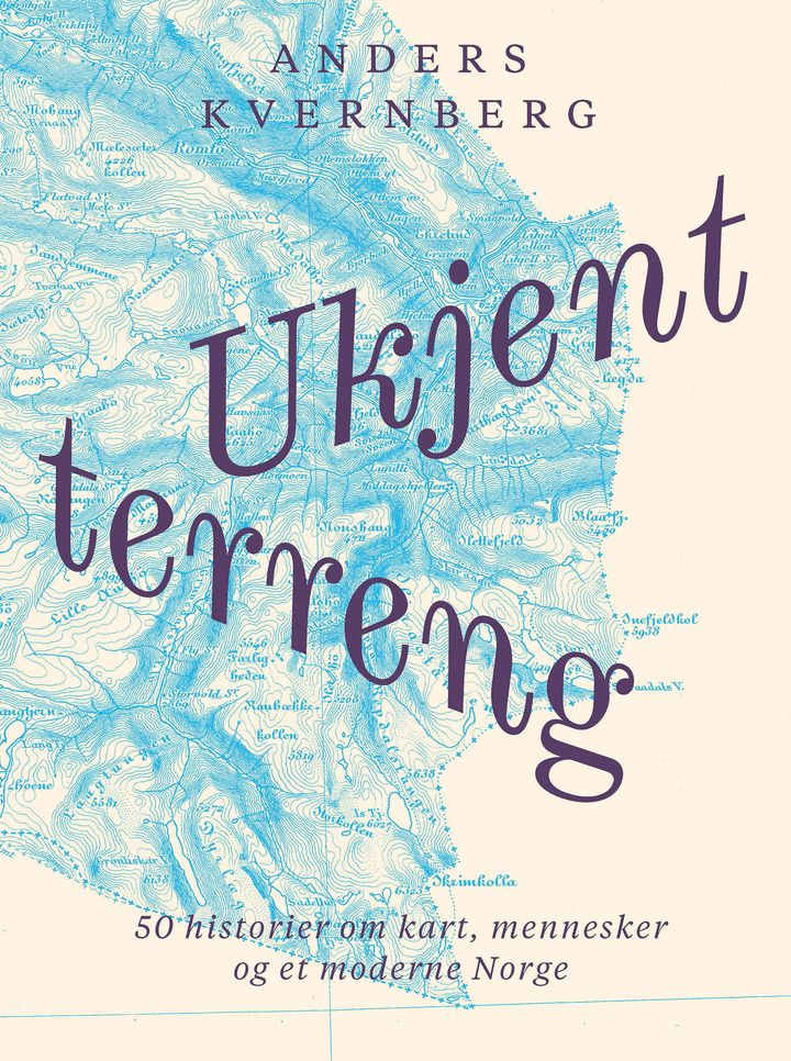 Omslaget%20til%20boken%20%ABUkjent%20terreng%BB%20av%20Anders%20Kvernberg%20med%20kartmotiv%20i%20bakgrunnen.%20Tekst%3A%20%AB50%20historier%20om%20kart%2C%20mennesker%20og%20et%20moderne%20Norge%BB.