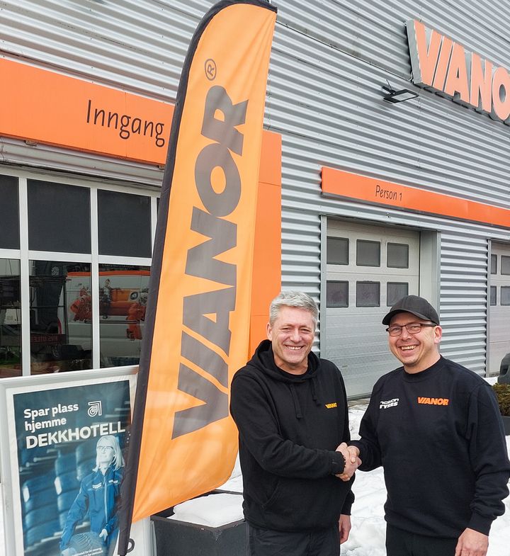 Frank Bauge (til venstre), B2B-sjef i Vianor, ønsker Glenn Opsahl velkommen som ny Vianor-partner i Hokksund. Opsahl overtok driften av dekksenteret 1. mars og satser på å styrke både service og tilgjengelighet for privat- og bedriftskunder.