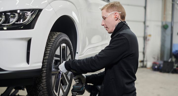 TREND: Elbiler gjør hjulskift vanskeligere: Nå tyr flere til eksperter