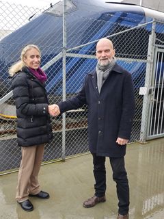 Materielldirektør i Go-Ahead, Elin Helen Risvik, og administrerende direktør i TrainPoint AS, Hans Sørum, på Kvaleberg verksted, Stavanger.