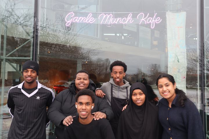 Gruppefoto%20av%20ungdommer%20som%20jobber%20p%E5%20Gamle%20Munch%20kafe%20forran%20kafeen.