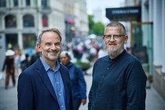 Mange tusen norske virksomheter som bruker bakgrunnsmusikk i kundelokaler får en enklere hverdag fra 1. september da TONO og Gramo samordner sin musikklisensiering. Fra 1. januar vil kundene få én samlet faktura fra TONO og Gramo. F.v. Adm.dir Karl Vestli i TONO og daglig leder i Gramo, Kim Skarning Andersen.