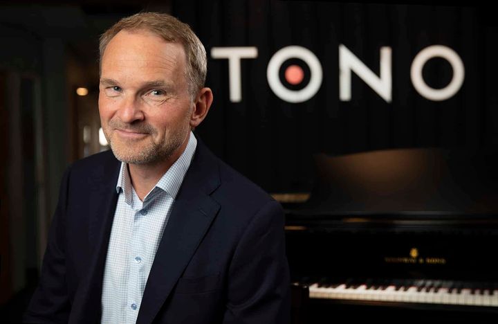 TONO lanserte i 2024 en ny betalingsmodell for norske konsertarrangører. – Vår oppgave er å styrke vilkårene og opphavsrettsinntektene for opphaverne, men også å være en lyttende og god samarbeidspartner for arrangørene. Vi tror vi kan utvikle en modell som gir de som skriver musikken en riktigere rettighetsbetaling fra konserter, og som samtidig oppleves som «fair» for arrangørene, sier adm.direktør i TONO, Karl Vestli.