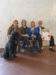 Matias Tellez, Vetle Junker Vik, Aurora Aksnes, Fredrik Svabø og Magnus Åserud Skylstad (ikke til stede da bildet ble tatt) er tildelt TONOs EDVARD-pris for Aurora-albumet "What Happened To The Heart?"