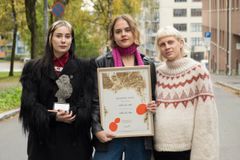 Nikoline Spjelkavik, Johanna Holt Kleive og Victoria Røising i Witch Club Satan er tildelt TONOs EDVARD-pris 2025 i kategorien "Utfordrer" for albumet "Witch Club Satan".