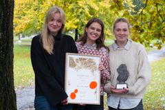 Lucia Andreadatter Utnem, Une Lorentze Onarheim og Dagny Braanen Lindgren i ULD er tildelt TONOs EDVARD-pris i kategorien Åpen klasse for albumet "Fra en annen virkelighet"
