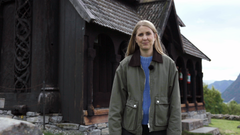 Silje Nordnes utenfor Urnes stavkirke