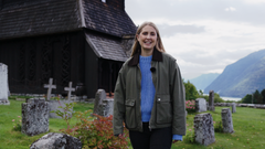 Silje Nordnes ved Urnes stavkirke