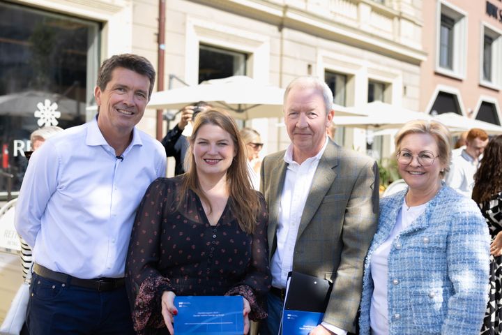 Overlevering av handelsrapport til Næringsminister Myrseth. Fra høyre - Ole Robert Reitan (medlem Reitan Retail), Næringsminister Myrseth, Idar Kreutzer (medlem NHO) og Rikke Lind (styreleder NSHK)
