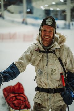 AK Teigland med pulk ut utstyr før avreise