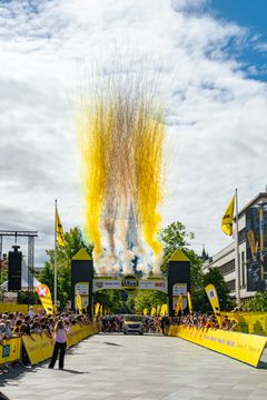 SPEKTAKULÆRT: Syklistene fikk en spektakulær start på rittet.