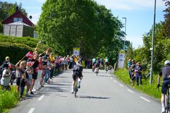 PUBLIKUM: Folk sto langs løypa og heiet, slik at syklistene fikk en ekte Tour de France-opplevelse.