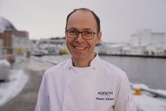 Kokk og produktutvikler i Hofseth Mindor Klauset sørger for at sjømaten som blir servert i Davos er av beste kvalitet