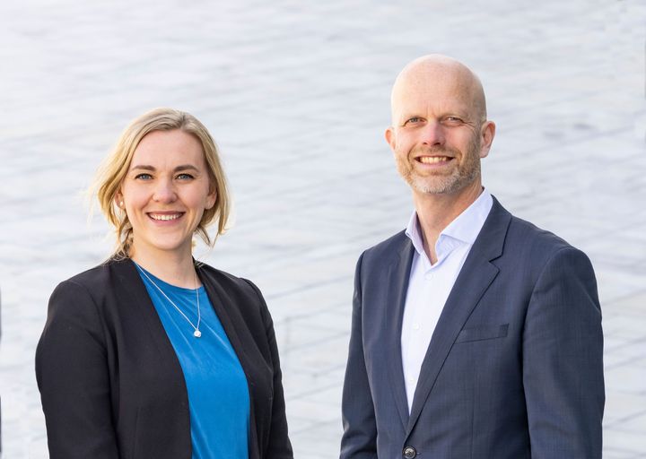 Mange bruker feriepengene i juni til å betale inkassosaker. Gründerne Lene Drange og Hallgeir Kvadsheim hjelper folk med å få oversikt over inkassosakene og gjelden sin i Inkassoregisteret, som har mer enn 111 000 brukere. – Sørg for å betale de små inkassosakene først, sier Lene Drange.